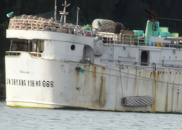 Front cover for On the run in the Indian Ocean: the Jin Shyang Yih 668